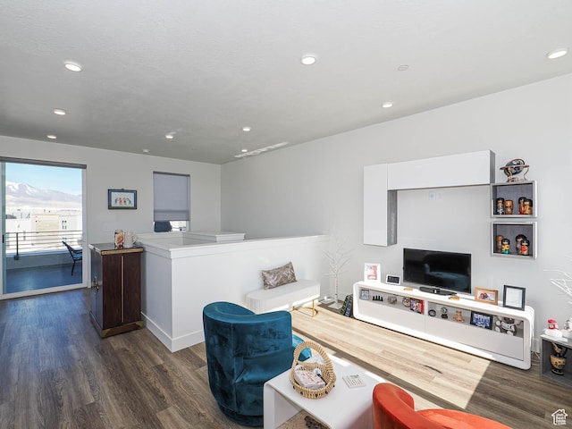 10638 S Pipestone Way W Unit 136, South Jordan, UT 84009 - living area featuring dark wood-style flooring, recessed lighting, and baseboards