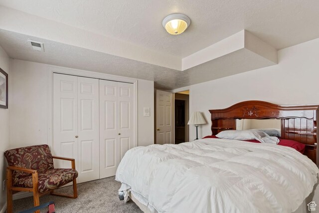 846 E Holroyd S, South Ogden, UT 84403 - bedroom featuring carpet floors, a textured ceiling, a closet, and visible vents