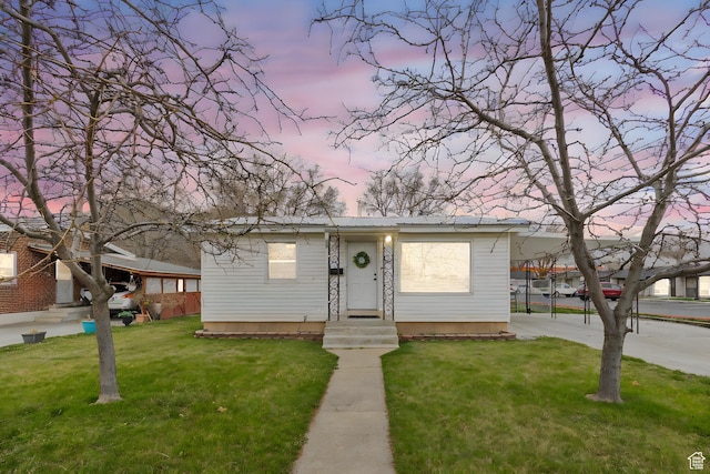 bungalow featuring a front yard