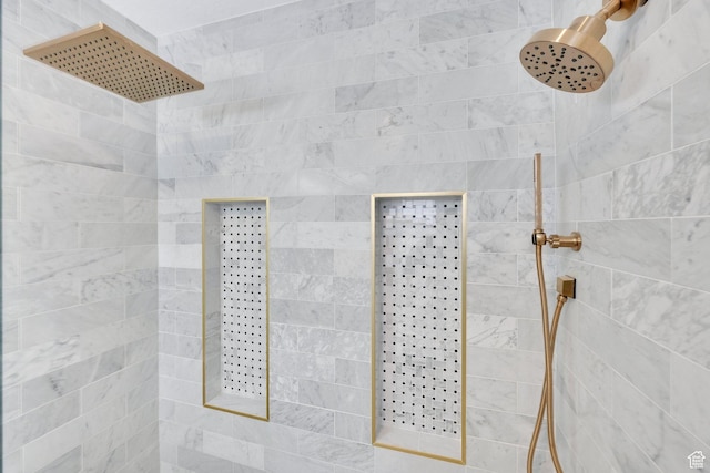 bathroom featuring a tile shower