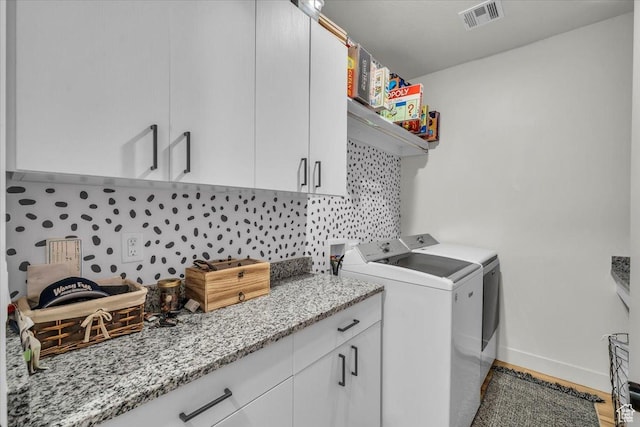 687 S Guy Ln Unit 1, Ivins, UT 84738 - laundry room with independent washer and dryer, baseboards, visible vents, cabinet space, and wood finished floors