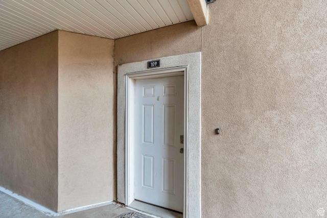 entrance to property with stucco siding