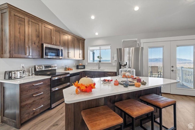 14440 N 11740 E, Mount Pleasant, UT 84647 - kitchen featuring stainless steel appliances, a sink, light countertops, a kitchen breakfast bar, and recessed lighting