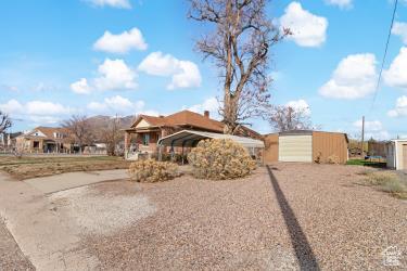 view of front of property featuring driveway and a carport