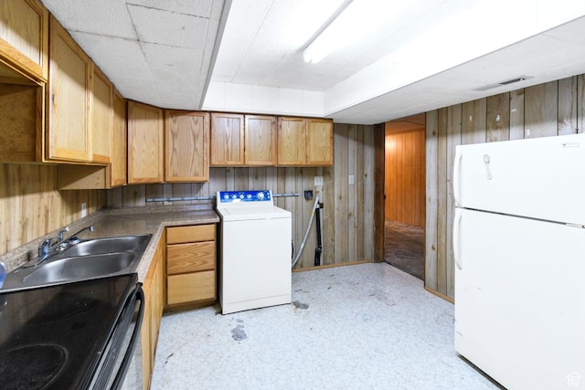 605 E 400 N, Richfield, UT 84701 - laundry room featuring washer / clothes dryer, wooden walls, light flooring, and baseboards