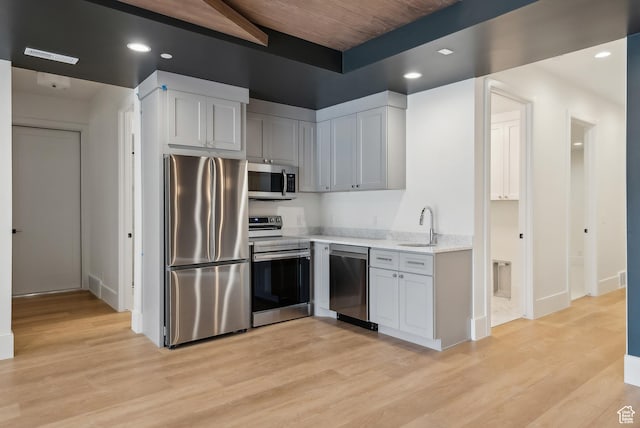 13042 N Prospector Way, Alpine, UT 84004 - kitchen with stainless steel appliances, light wood-style flooring, a sink, baseboards, and recessed lighting