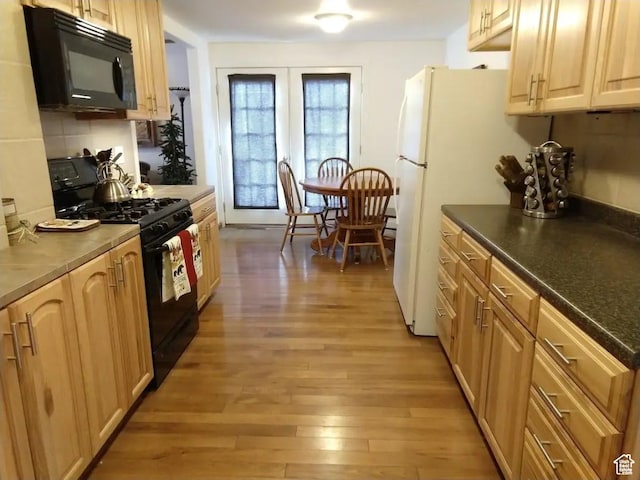 8 S 400 W, Blanding, UT 84511 - kitchen featuring dark countertops, black appliances, light wood-style flooring, and tasteful backsplash