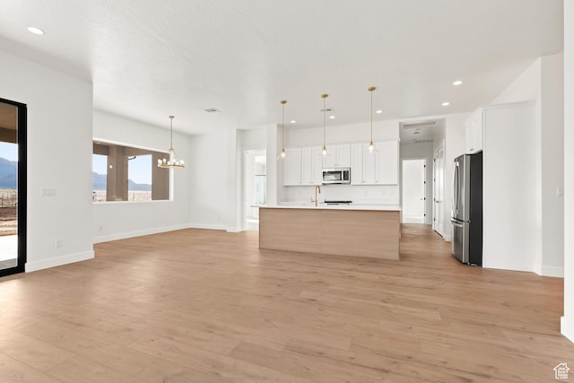 1522 N Zion Cir, Apple Valley, UT 84737 - unfurnished living room featuring baseboards, light wood-style flooring, recessed lighting, and a chandelier