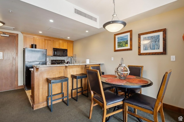 3720 N Sundial Ct Unit B417, Park City, UT 84098 - dining area featuring carpet flooring, visible vents, baseboards, and recessed lighting