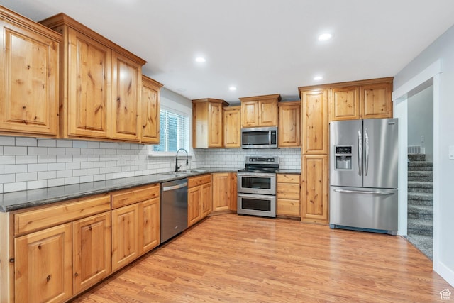 975 N 200 E, Lehi, UT 84043 - kitchen featuring light wood-style flooring, a sink, stainless steel appliances, and backsplash
