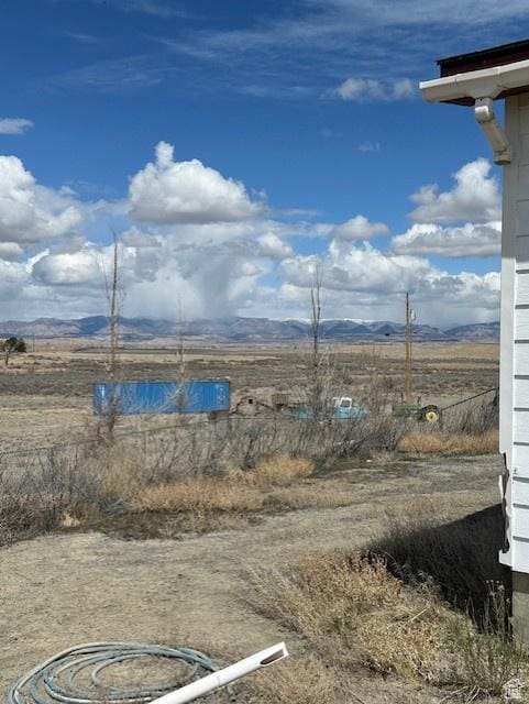 view of yard with a mountain view