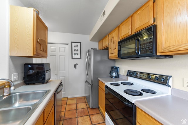 3245 E Fairway Loop, Moab, UT 84532 - kitchen featuring visible vents, dishwasher, a sink, electric stove, and black microwave
