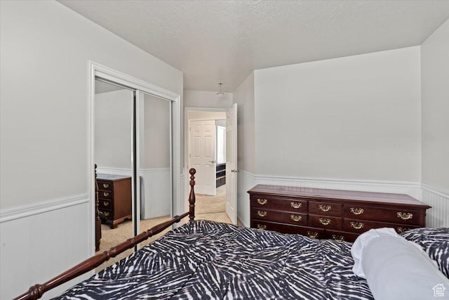 6958 S Sunrise Hills Cir E, Cottonwood Heights, UT 84121 - carpeted bedroom featuring wainscoting, a textured ceiling, and a closet