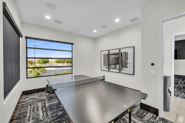 recreation room featuring visible vents, baseboards, and recessed lighting