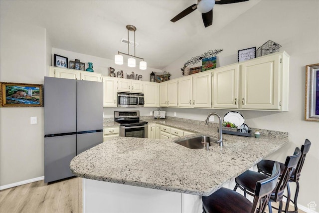 544 S Fiesta Dr, Ivins, UT 84738 - kitchen featuring stainless steel appliances, a sink, visible vents, a ceiling fan, and a peninsula