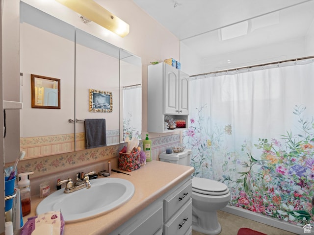 full bathroom featuring curtained shower, toilet, and vanity