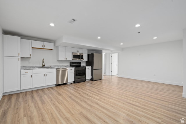 kitchen with recessed lighting, stainless steel appliances, a sink, visible vents, and light wood-style flooring