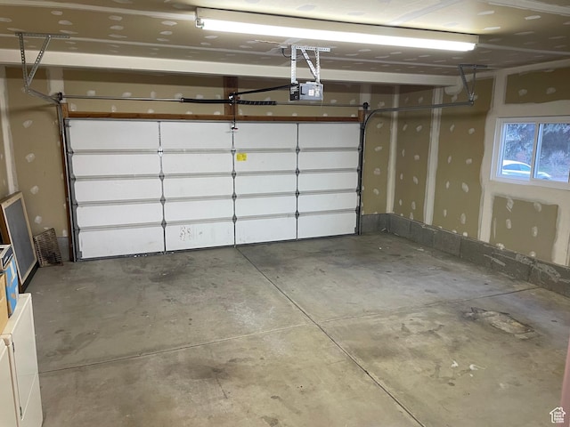 567 S Hazel Dr, Salem, UT 84653 - garage with a garage door opener