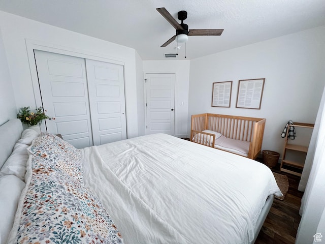 bedroom featuring wood finished floors, a closet, a ceiling fan, and visible vents