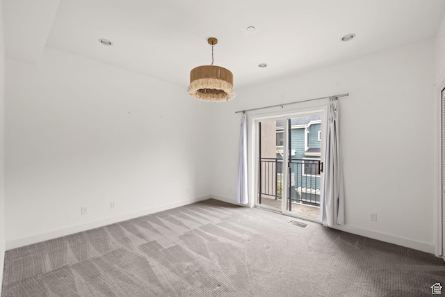 carpeted spare room with baseboards, visible vents, and recessed lighting