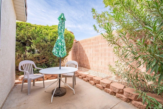 1050 W Red Hills Pkwy Unit 125, Washington, UT 84780 - view of patio with outdoor dining area and a fenced backyard