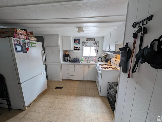 160 W 800 S, Payson, UT 84651 - kitchen with visible vents, a sink, light countertops, white appliances, and light floors