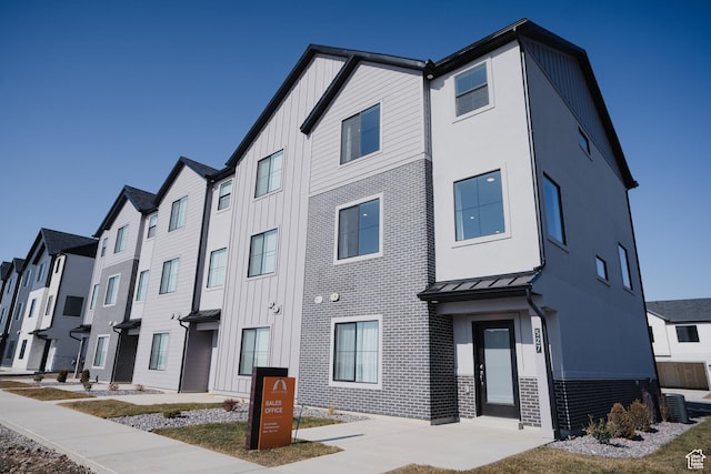 view of building exterior with a residential view