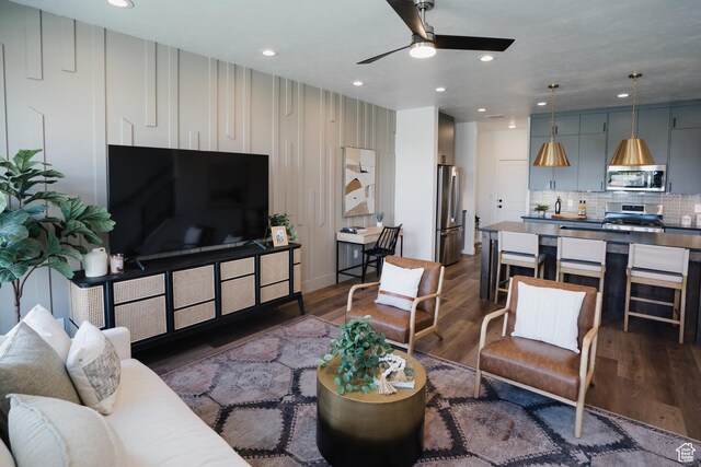 living room featuring dark wood-style flooring, ceiling fan, and recessed lighting