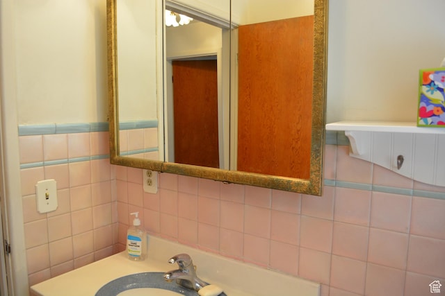 418 N 9th St, Montpelier, ID 83254 - bathroom featuring tile walls and vanity