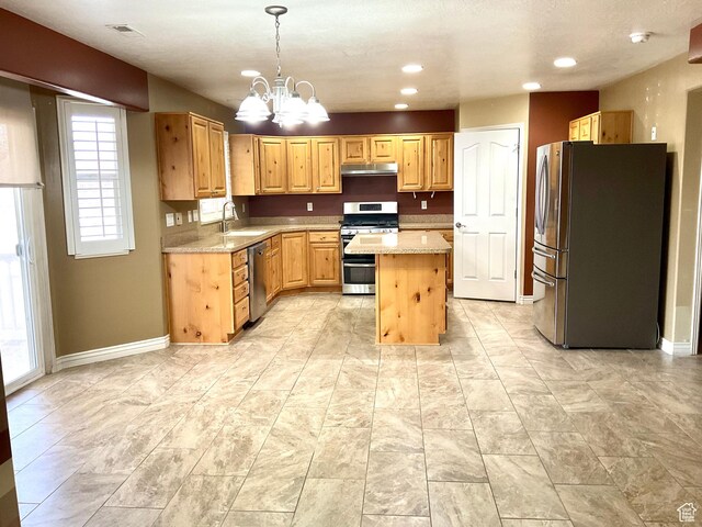 2461 N 2710 W, Clinton, UT 84015 - kitchen with appliances with stainless steel finishes, a center island, a chandelier, baseboards, and recessed lighting
