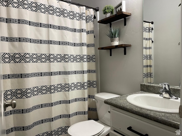 full bath with toilet, curtained shower, and vanity