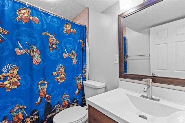 full bath featuring toilet, vanity, a shower with curtain, and a textured ceiling