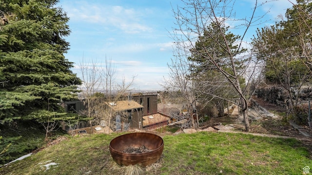 view of yard featuring a fire pit