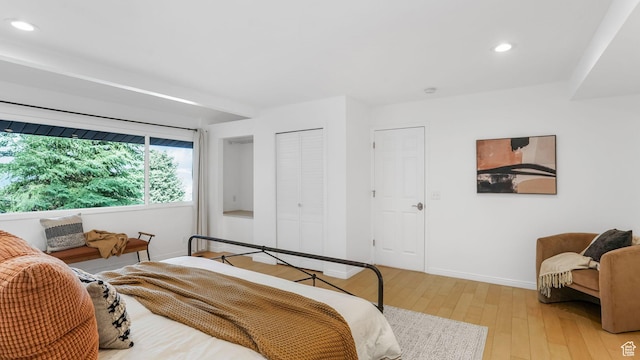 bedroom featuring light wood finished floors, baseboards, and recessed lighting