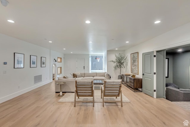 70 E Deer Meadow Ct, Woodland Hills, UT 84653 - living room with arched walkways, light wood finished floors, baseboards, visible vents, and recessed lighting