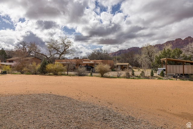 view of yard featuring a mountain view