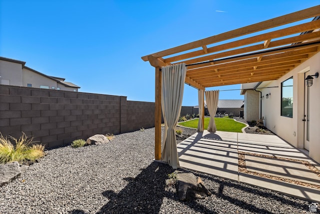 view of yard featuring a pergola, a fenced backyard, and a patio area