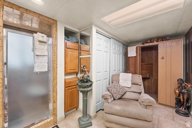 sitting room with a drop ceiling