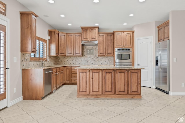 2168 W Aspen Wood Loop, Lehi, UT 84043 - kitchen featuring stainless steel appliances, a sink, a center island, backsplash, and recessed lighting
