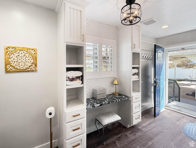 mudroom featuring dark wood-type flooring, a chandelier, visible vents, and recessed lighting
