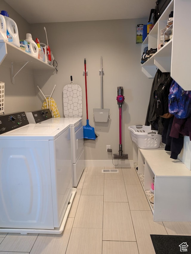 laundry room with visible vents, laundry area, and independent washer and dryer