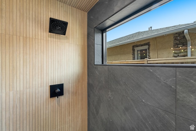 707 E 9th Ave, Salt Lake City, UT 84103 - details featuring tiled shower