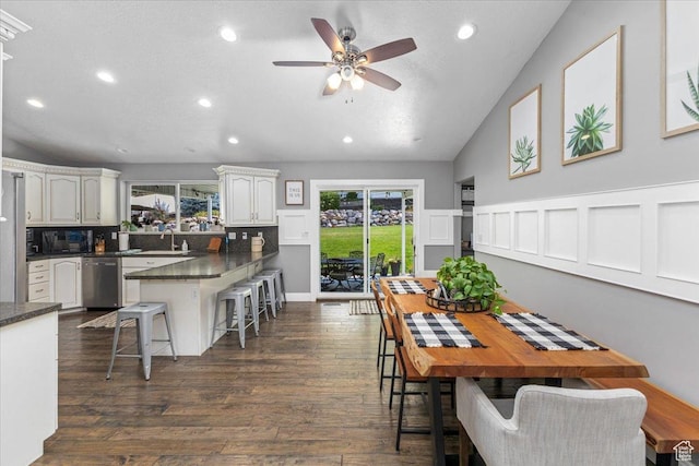 dining room with dark wood-type flooring, recessed lighting, a ceiling fan, and vaulted ceiling