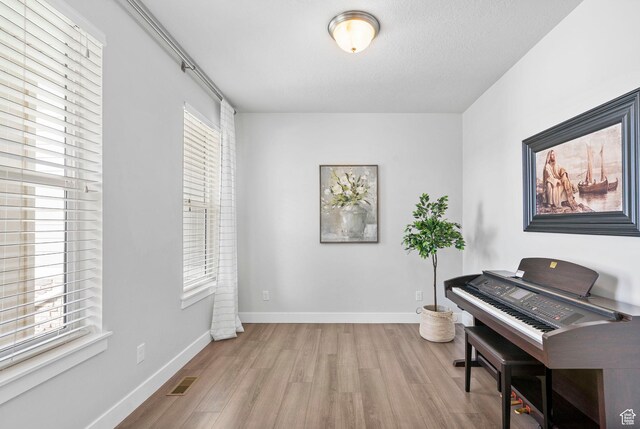 516 W 1000 N, Mapleton, UT 84664 - living area with wood finished floors, baseboards, and visible vents