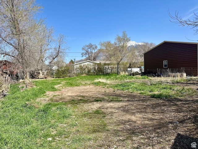 view of yard with an outbuilding