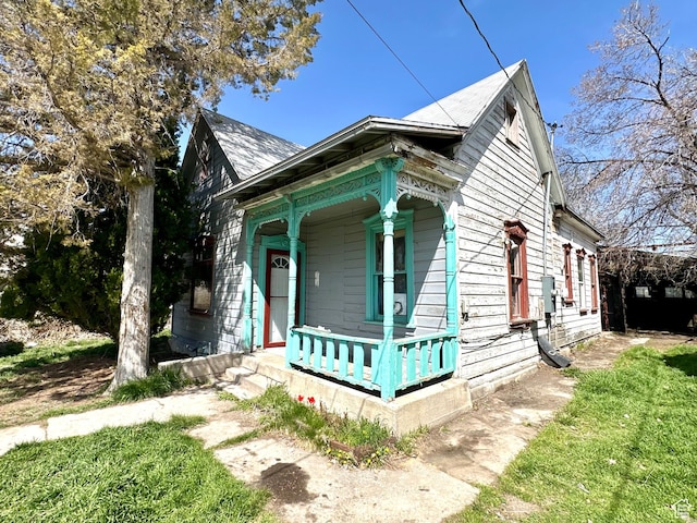 shotgun-style home featuring a porch
