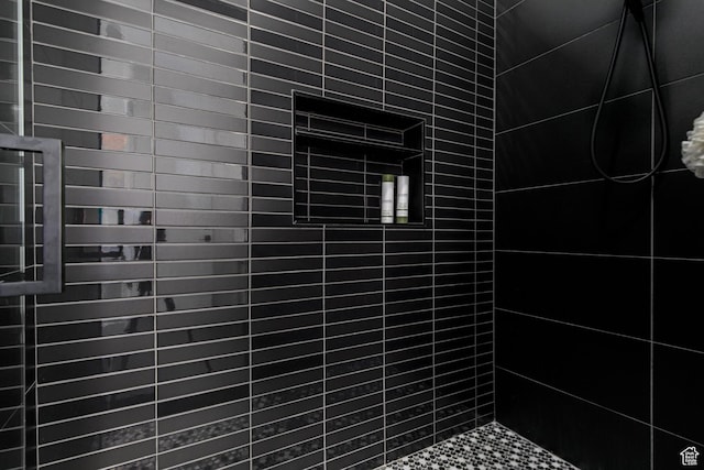 full bathroom featuring tiled shower