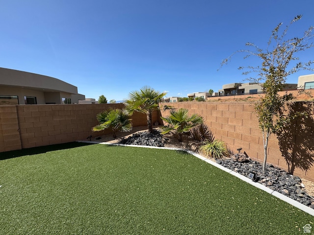 view of yard featuring a fenced backyard