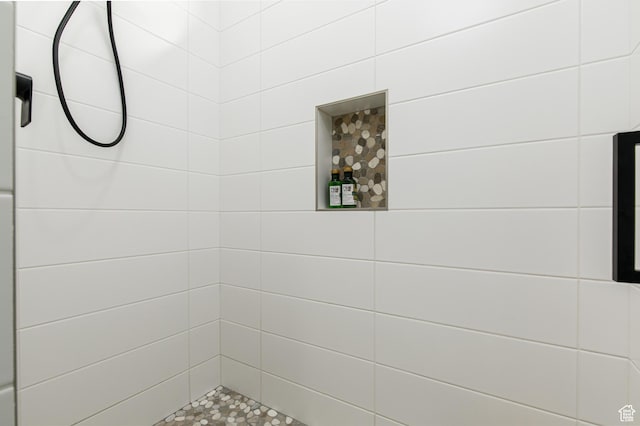 full bathroom featuring a tile shower