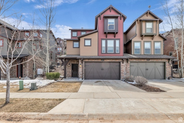 view of front of house featuring a garage and driveway